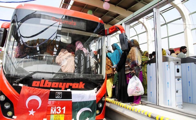 Px11-014
LAHORE: Feb11 – Women boarding a metro bus in Lahore.
ONLINE PHOTO by Malik Sajjad